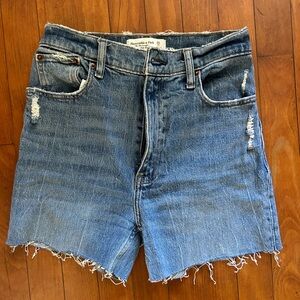 Abercrombie & Fitch : 90’s ultra high rise cut off shorts